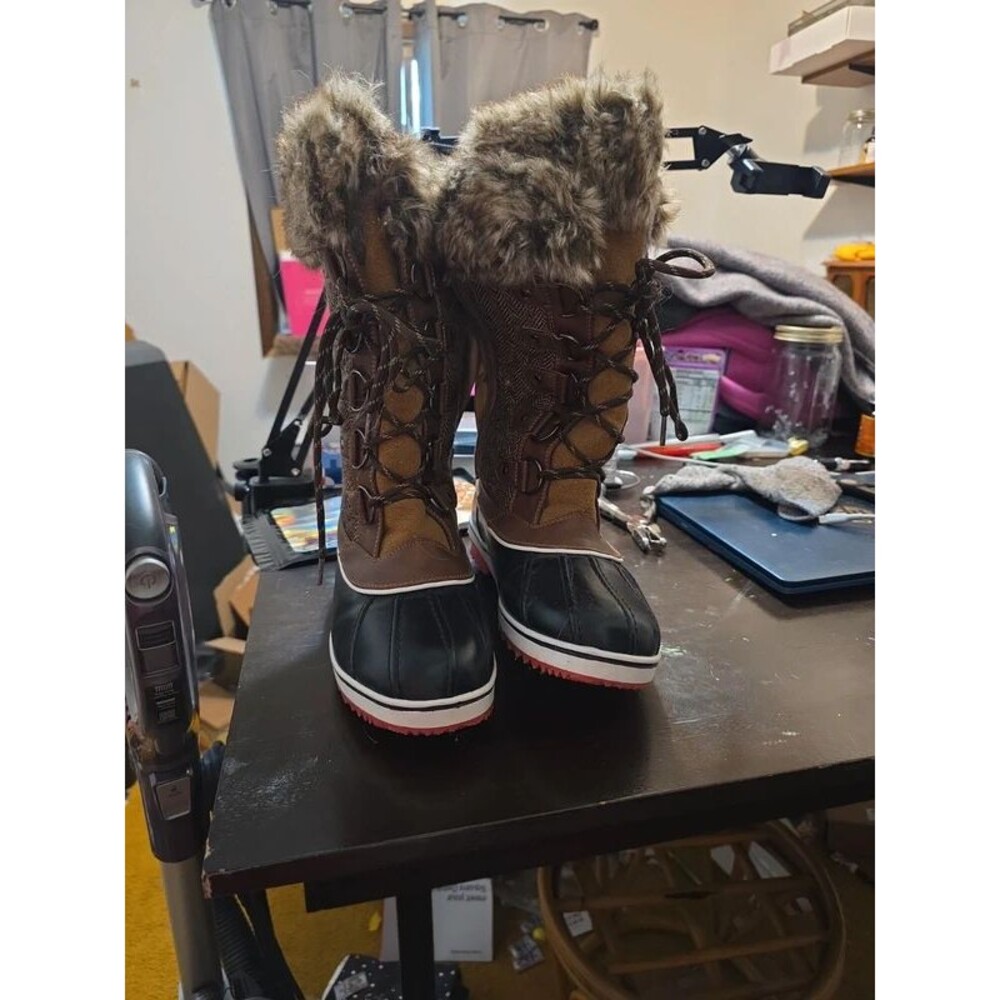 Woman's snow boots